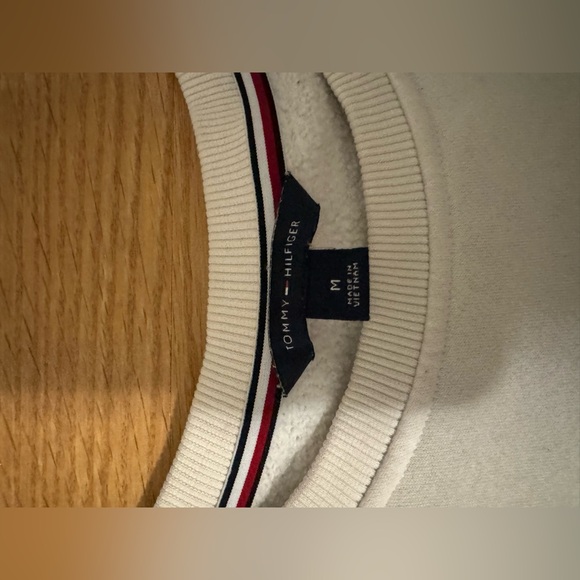 Tommy Hilfiger Sweatshirt ✨4/30$✨ - Picture 2 of 2